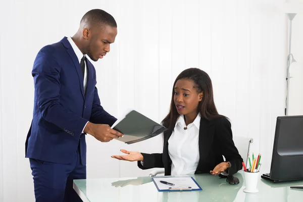 Chefe mostrando documento para o trabalhador feminino — Fotografia de Stock