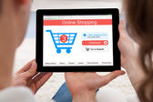 Paar kauft online auf digitalem Tablet ein