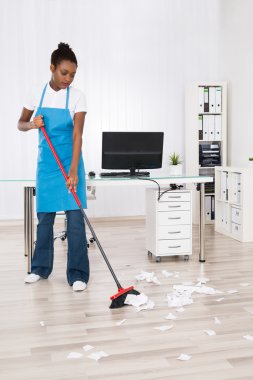 Kadın hademe süpürme ahşap döşeme
