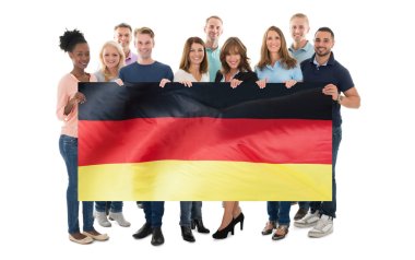 Alman bayrağı tutan insanlar