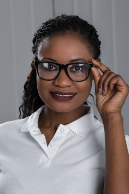 Mutlu kadın gözlük takıyor