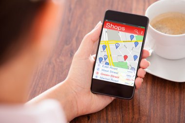 Kişi dükkan smartphone cep telefonu ile arama