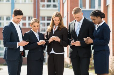 Cep telefonunu kullanarak iş adamları