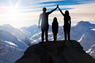Tepe üzerinde aile yapımı ev işareti