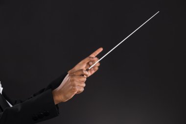 Kadın orkestra şefi Holding Baton
