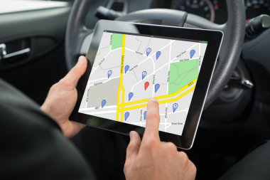 Kişi arabada Gps hizmeti kullanarak