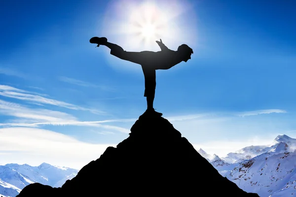 Hombre practicando el equilibrio en la montaña — Foto de Stock