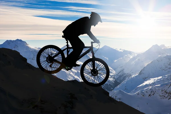 Uomo in bicicletta in montagna — Foto Stock