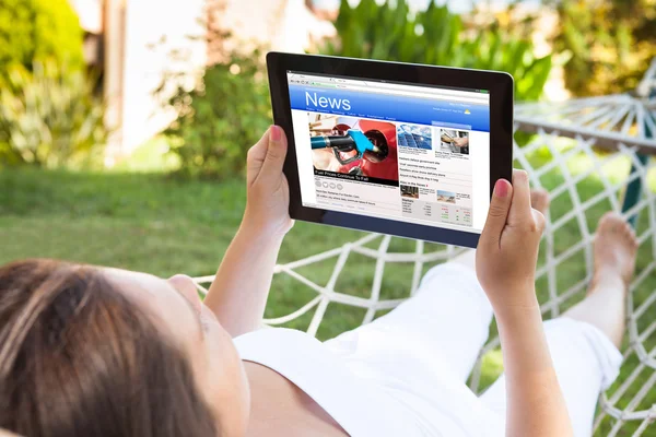 Woman On Hammock Reading News — Stock Photo, Image