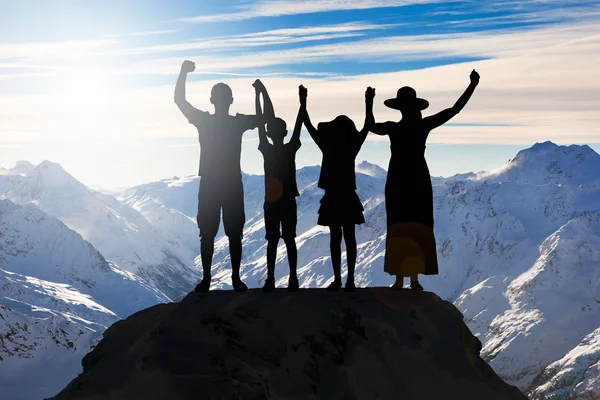 Famiglia tenendo le mani sulla montagna — Foto Stock