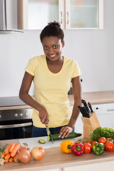 Happy Woman Chopping Vegetables — Stock Photo, Image