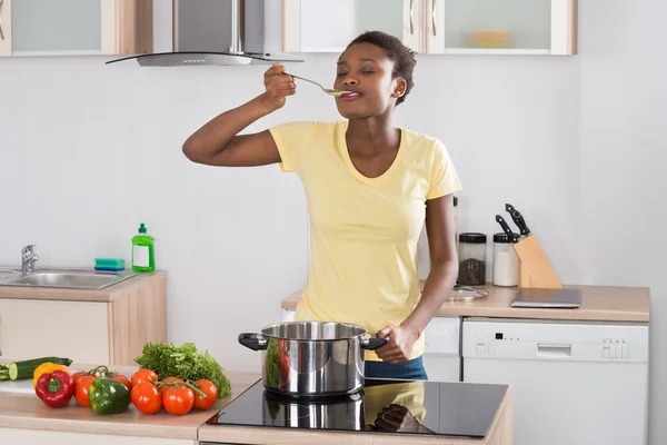 Mulher cozinhar refeição na cozinha — Fotografia de Stock