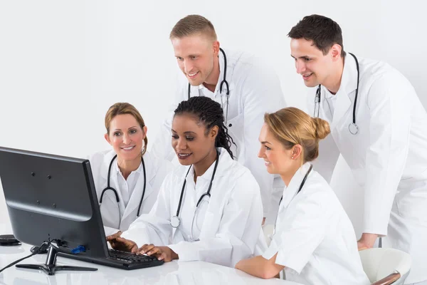 Grupo de Médicos Olhando para o Computador — Fotografia de Stock