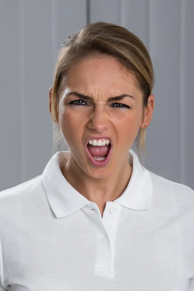 Сердита молода жінка кричить — стокове фото