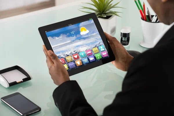 Empresaria sosteniendo tableta digital —  Fotos de Stock