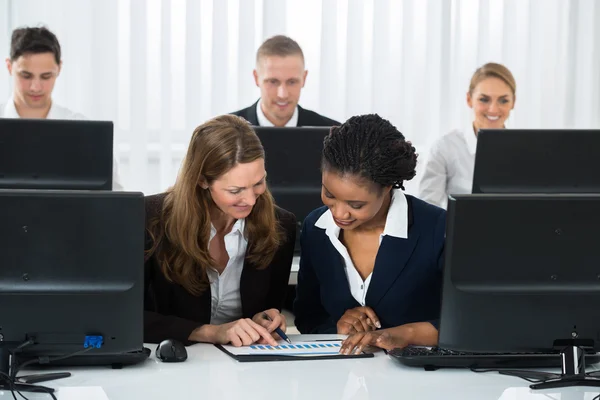 Donne d'affari che discutono sul grafico — Foto Stock