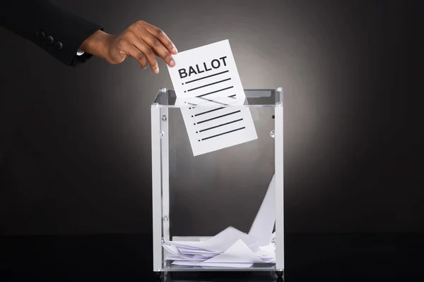 ボックスで投票用紙を挿入人 — ストック写真