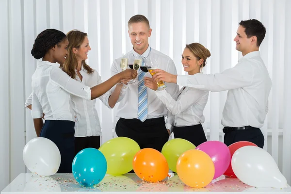 Grillage d'hommes d'affaires avec champagne à la fête — Photo