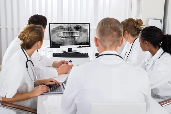 Médicos olhando para os dentes raio-X — Fotografia de Stock