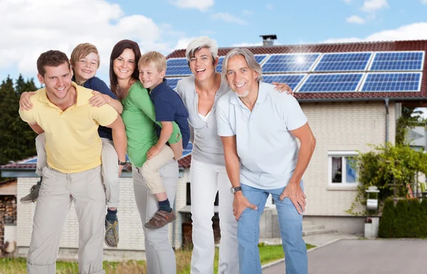 Happy Family glimlachend buiten huis — Stockfoto