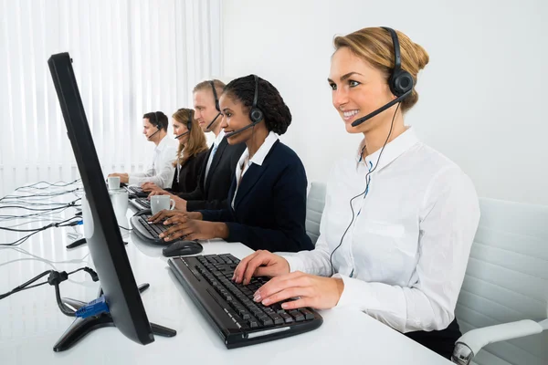 Operatori di call center in ufficio — Foto Stock