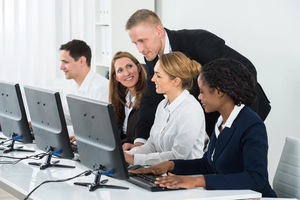 Zakenman helpen collega's In Office — Stockfoto