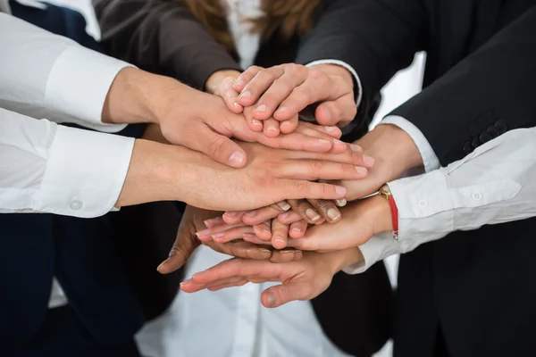 Geschäftsleute stapeln die Hände zusammen — Stockfoto