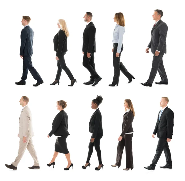 Collage de gens d'affaires marchant dans la ligne — Photo