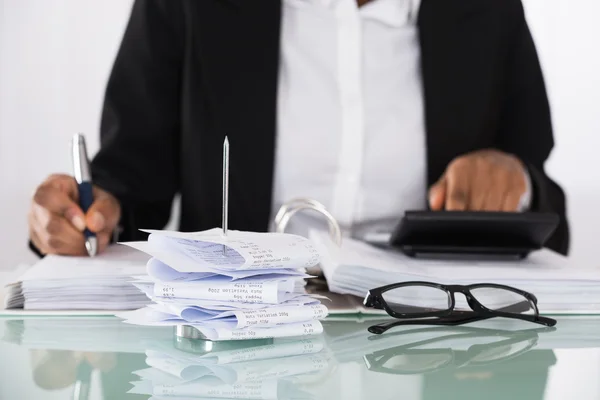 Geschäftsfrau berechnet Steuer auf Schreibtisch — Stockfoto