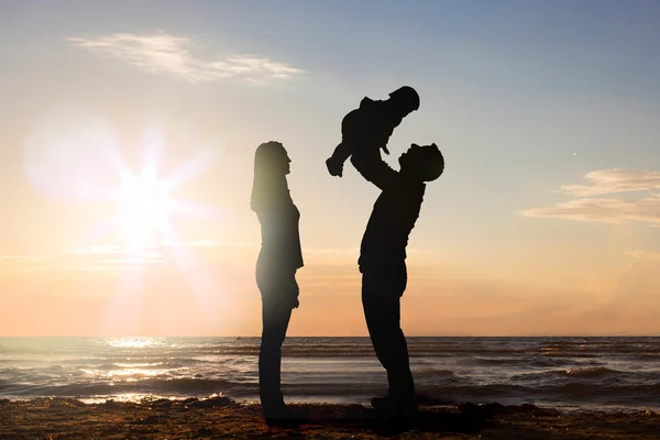 Mujer mirando al hombre llevando al niño — Foto de Stock