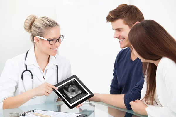 Doktor gösteren ultrason — Stok fotoğraf
