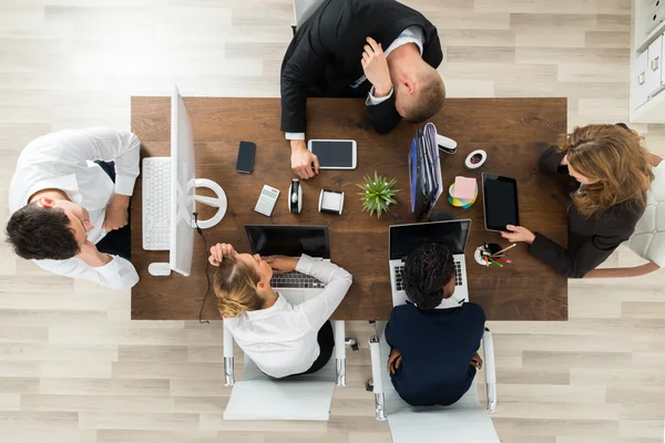 Müde Geschäftsleute schlafen am Schreibtisch — Stockfoto