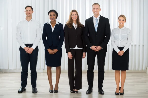 Empresarios felices en el lugar de trabajo —  Fotos de Stock