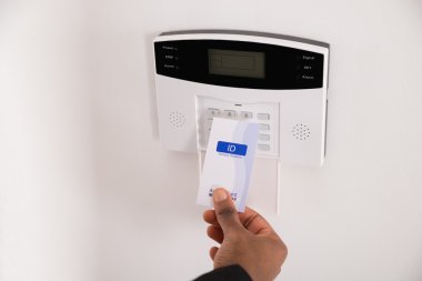 Kapıyı açmak için Keycard Holding iş kadını