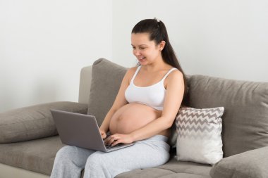 dizüstü bilgisayar kullanan hamile kadın