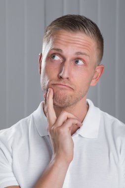 Genç adam düşünüyor. 