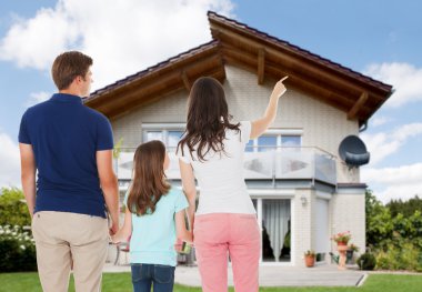 Evin önünde aile ayakta