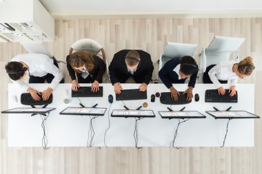 Ofiste çalışan çağrı merkezi operatörleri