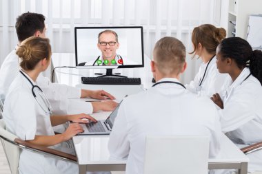 Bilgisayarda hastanede doktorlar video konferans