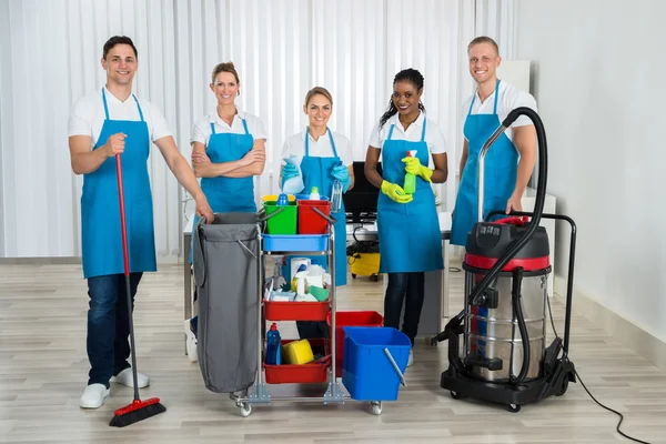 Limpadores com equipamentos de limpeza no escritório — Fotografia de Stock