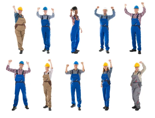 Trabajadores de la construcción levantando armas — Foto de Stock