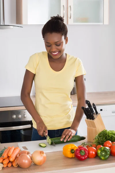 Happy Woman Chopping Vegetables — Stock Photo, Image