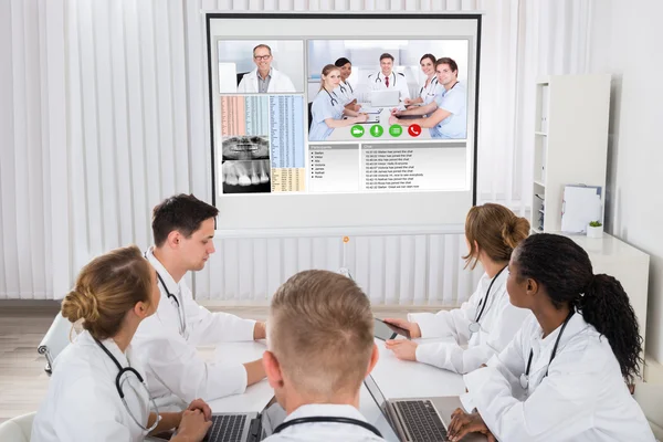Doktorlar video konferans ile erkek doktor — Stok fotoğraf