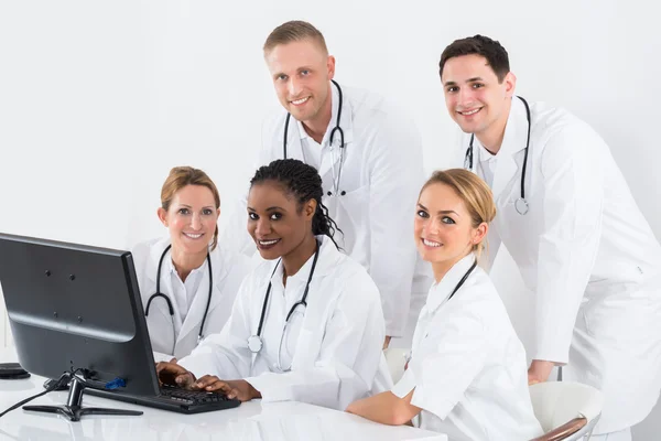 Grupo de médicos mirando a la computadora — Foto de Stock