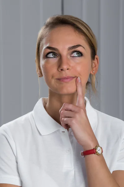 Jonge vrouw denkend — Stockfoto