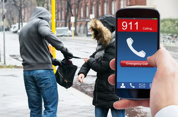 Ligação de emergência no telefone móvel — Fotografia de Stock