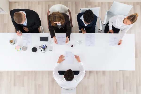 Unternehmer interviewen junge männliche Bewerber — Stockfoto