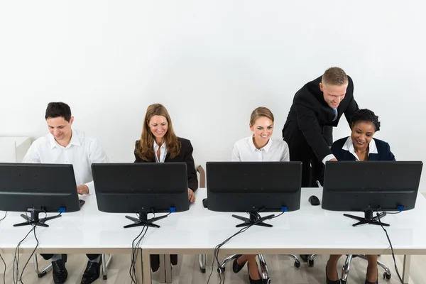 Uomo d'affari Aiutare i suoi colleghi in ufficio — Foto Stock