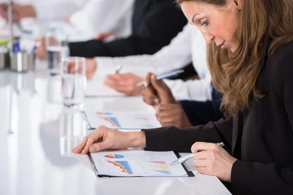 Mujer de negocios analizando gráfico — Foto de Stock