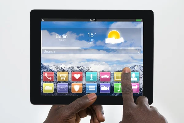 Persona che utilizza il tablet digitale — Foto Stock